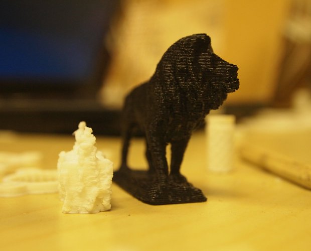 Giant lion towers over Liver Buildings... Giant lion towers over Liver Buildings...