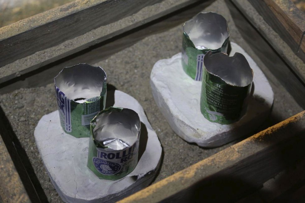 The melds still quite hot set in dry sand with aluminium cans used as spree extensions that provide more head pressure. The melds still quite hot set in dry sand with aluminium cans used as spree extensions that provide more head pressure.