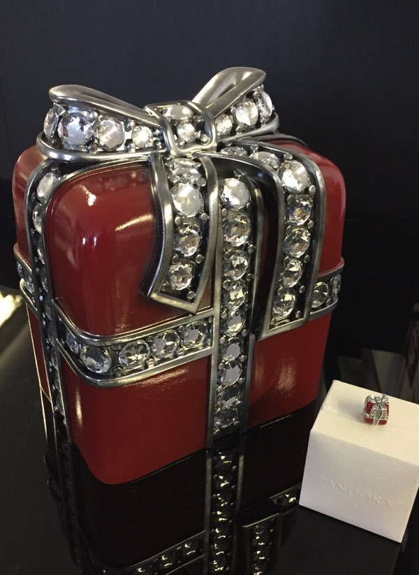 3D printed giant Pandora Charm for Oxford Street Light Switch On 3D printed giant Pandora Charm for Oxford Street Light Switch On