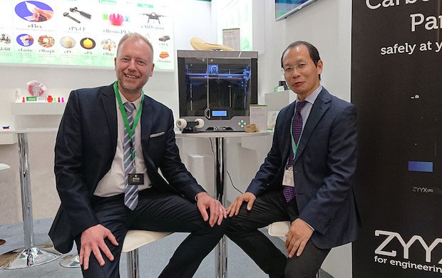 Mats Moosberg, ZYYX (left) and Yihu Yang, Esun (right) at formnext powered by TCT Mats Moosberg, ZYYX (left) and Yihu Yang, Esun (right) at formnext powered by TCT