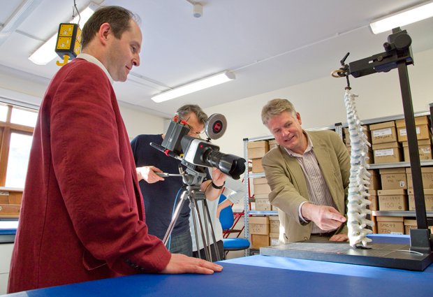 Gary Johnstone of Darlow Smithson Productions filming Piers Mitchell and Bruno Morgan discussing the 3D model of Richard III’s spine Gary Johnstone of Darlow Smithson Productions filming Piers Mitchell and Bruno Morgan discussing the 3D model of Richard III’s spine