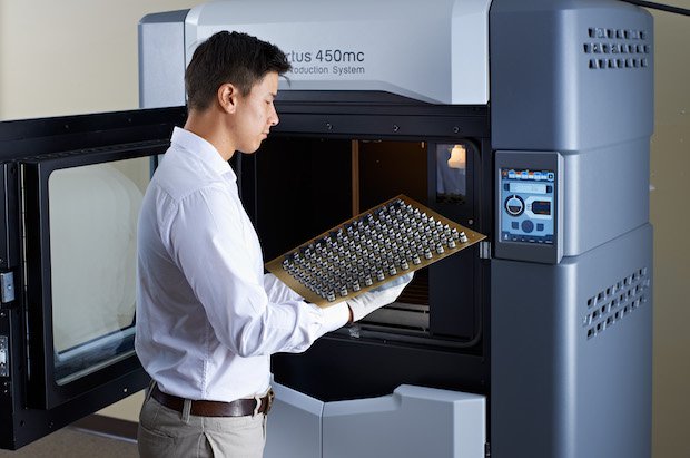 Fortus 450mc Man inspecting tray.jpg Fortus 450mc Man inspecting tray.jpg