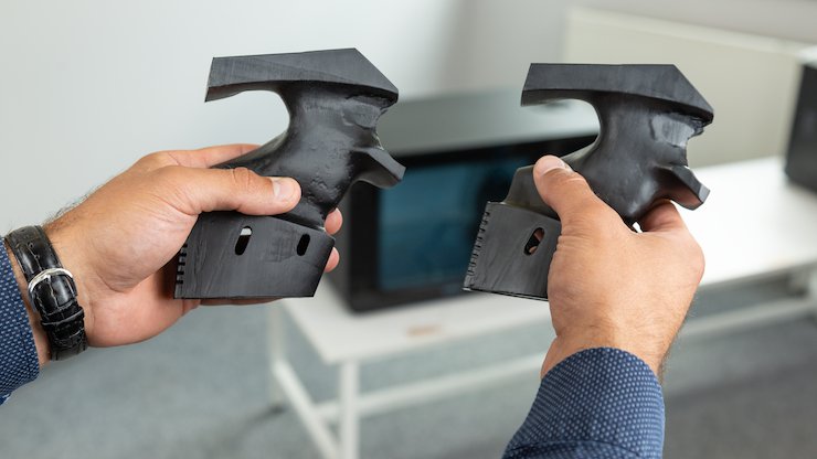 Grip prior to smoothing on the left, after smoothing on the right.png