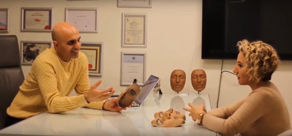 Dr. Yakup Avşar discussing prospective plastic surgery with a patient. Dr. Yakup Avşar discussing prospective plastic surgery with a patient.