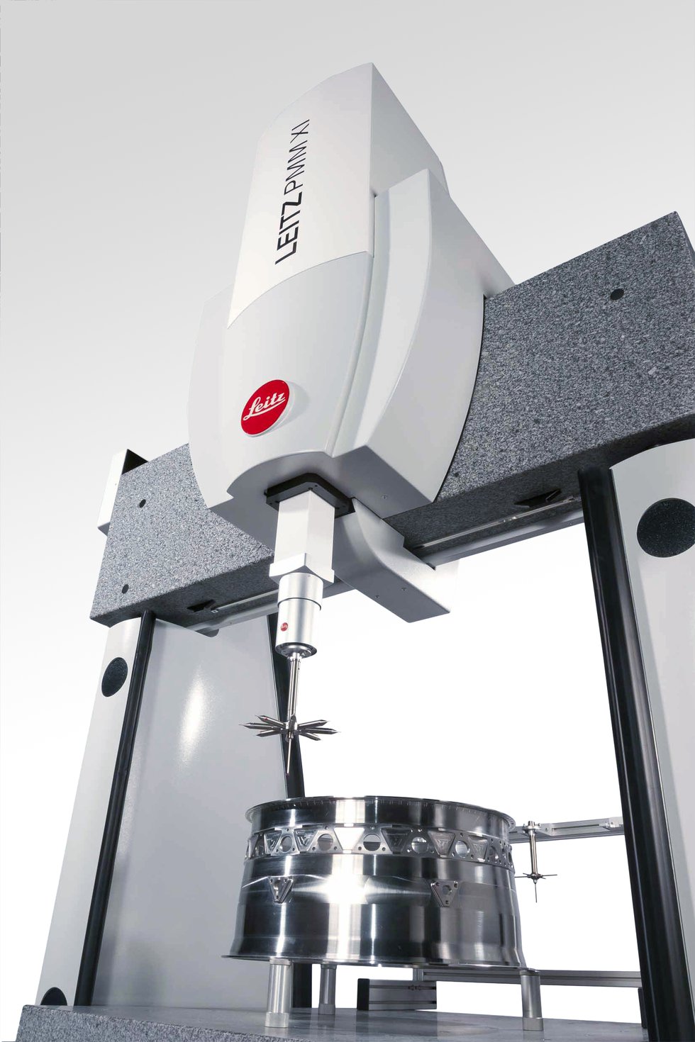 Hexagon Metrology's new Leitz PMM-Xi.        Hexagon Metrology expands its product range for small and medium-sized enterprises with the new Leitz PMM-Xi.