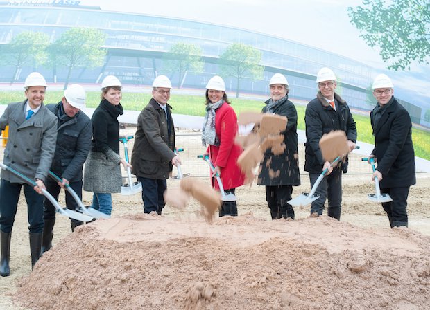Concept Laser 3D Campus Groundbreaking      Left to right: Andreas Hügerich (Mayor of city of Lichtenfels), Dr. Wolfgang Dierker (National Executive GE Germany & Austria / Government Affai...