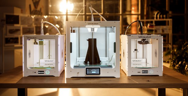 Ultimaker S5      The Ultimaker S5 in between the Ultimaker 3 (left) and the Ultimaker 2+ (right). - Ultimaker