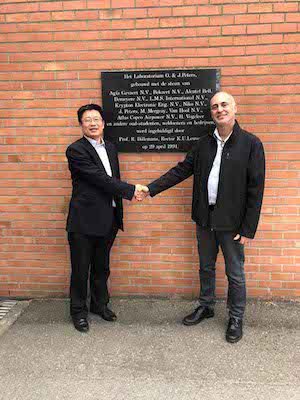 XJet KU Leuven                Professor Shoufeng Yang, KU Leuven, shakes hands with Avi Cohen, VP of Healthcare and Education at XJet. - XJet