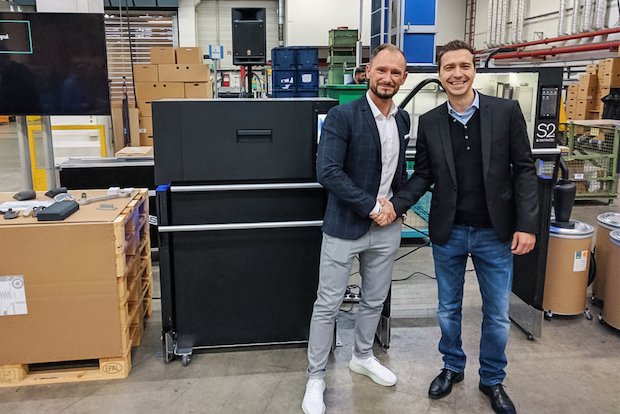 Sintratec Daimler      Sintratec's Gabor Koppanyi, right, and Daimler's Ralf Anderhofstadt, left, shake hands on the deal. - Sintratec