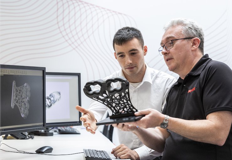 Henkel engineer working with customer to optimise 3D printed part.