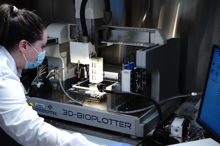 Nicole Black PhD working with PhonoGraft technology. - Desktop Health