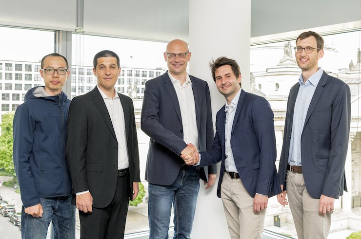 From left to right: COO Jinchun Chi, CTO Boris Agea Blanco, Lithoz CEO Dr. Johannes Homa, CEO/CFO Sebastian Walzel, Dipl-Ing. Jörg Lüchtenborg      Notartermin zum Verkauf der CerAMing Gmb...