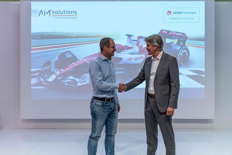 A handshake between Mr. Hansen, COO Sauber Technologies and Mr. Löhnert Managing Director Rösler Oberflächentechnik GmbH - Sauber Technologies/AM Solutions