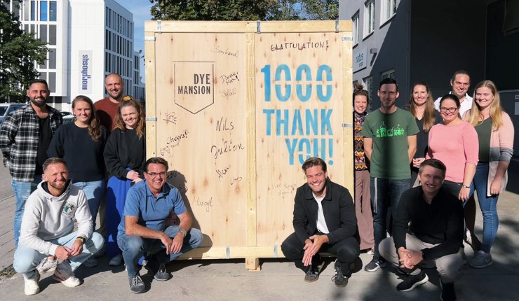 Members of the DyeMansion team with the 1000th system before it was shipped to the customer. - DyeMansion