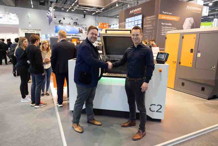 Jules Witte, Plant Manager at Shapeways in Eindhoven and Tobias Schamberger, Head of Sales at AM Solutions shake as the companies agree a partnership. - AM Solutions