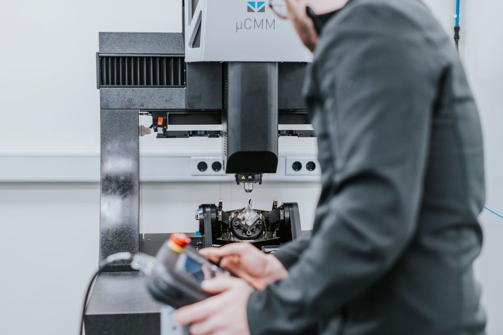 Bruker Alicona's µCMM with operator. - Bruker Alicona