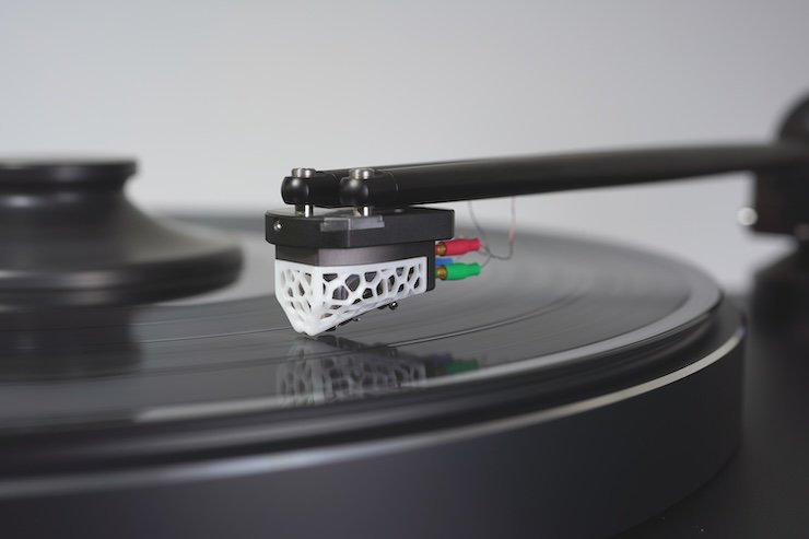 Closeup of the X-quisite Voro and its LCM-printed zirconia web capsule. - Steinbach AG