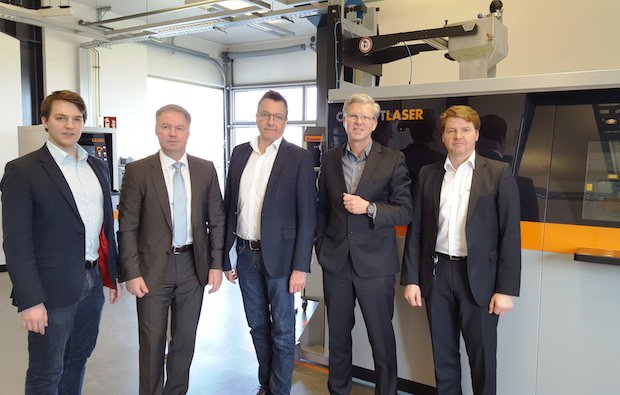 Equipment handover in the show room of Concept Laser.