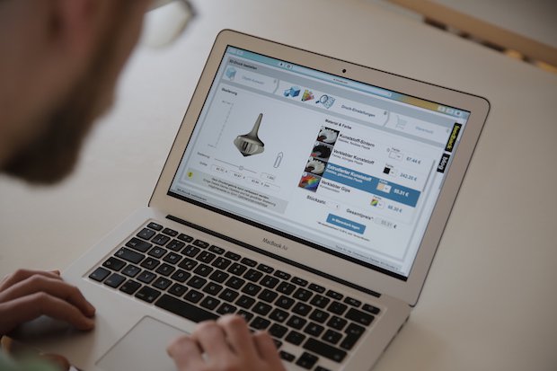 Trinckle print service      Setting order specs on the trinckle 3D printing service - Steve Bergmann +4917611000333