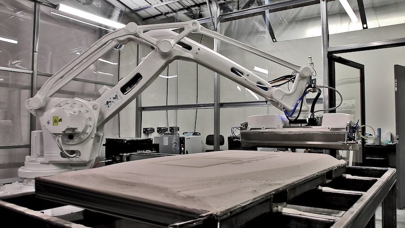 The S-Max Flex pairs an industrial robot with an end effector featuring anew printhead that uses Desktop Metal Single Pass Jetting technology