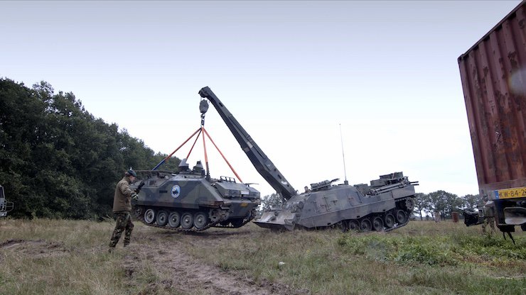 Lifting a 12-tonne tank with a 2kg link