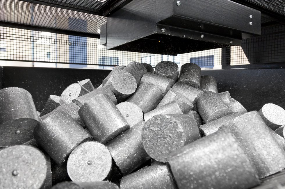 Briquettes of recycled aluminium waste