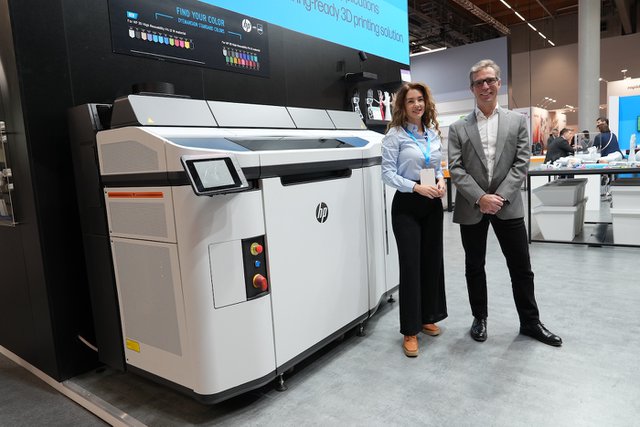 Ayelen Fernández, WW Product Manager for the HP 5420W Solution and Francois Minec, HP’s Global Head of 3D Polymers