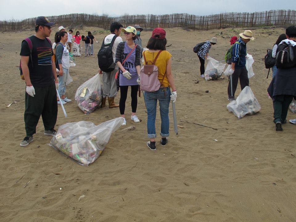 In partnership with the Taiwan Environmental Information Association Fabraft went on a litter picking exercise