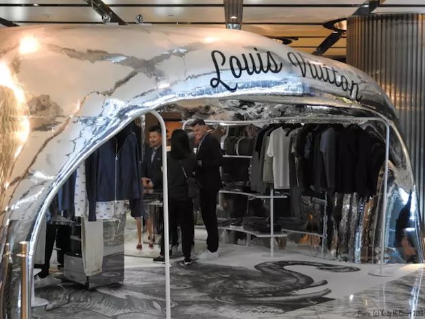 Omus produces Louis Vuitton pop-up store with Massivit 1800 3D